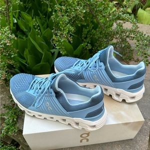 On Cloud Cloudswift Running Shoe - Women’s size 10 only worn a couple of times